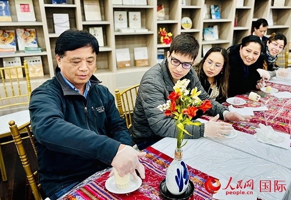 前來參加活動的利馬居民共同制作冰皮月餅。人民網(wǎng)記者 宋亦然攝