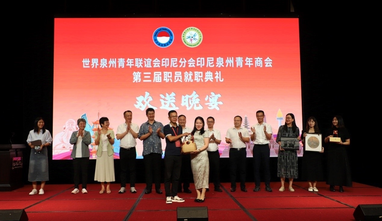 工藝大師們向阿拉扎大學(xué)孔子學(xué)院捐贈手工藝術(shù)品。阿拉扎大學(xué)孔子學(xué)院供圖