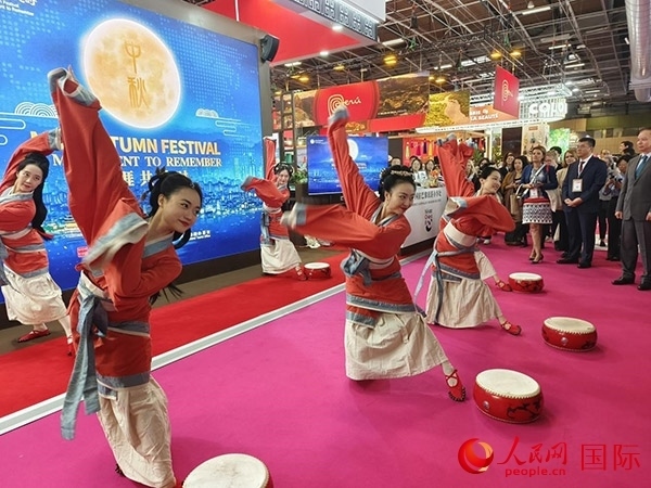 “你好！中國”展臺開幕式上的中國傳統(tǒng)舞蹈表演。人民網(wǎng)記者 尚凱元攝