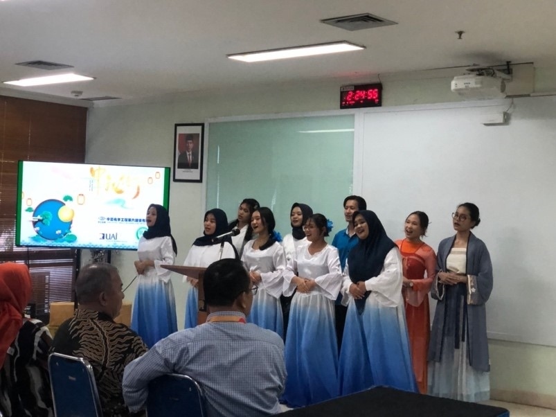 阿拉扎大學中文系學生演唱中文歌曲?；顒又鬓k方供圖