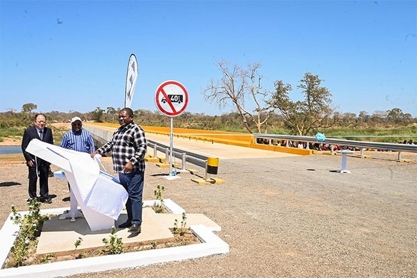莫桑比克總統(tǒng)菲利佩·雅辛托·紐西（右）出席大橋通車儀式。中國電建供圖