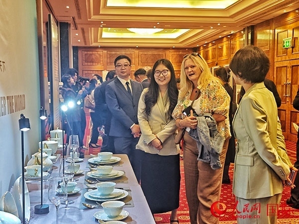 英國觀眾參觀“景德鎮(zhèn)制”區(qū)域品牌新品。人民網(wǎng)記者 邢雪攝