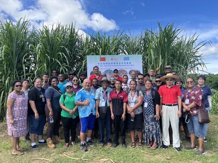 2024年2月28日，來自巴布亞新幾內(nèi)亞、湯加、庫克群島、薩摩亞、瑙魯?shù)葒业摹疤窖髰u國菌草技術(shù)培訓(xùn)班”學(xué)員在斐濟布拉阿格魯菌草技術(shù)示范基地合影。新華社發(fā)（中國援斐濟菌草技術(shù)示范中心供圖）