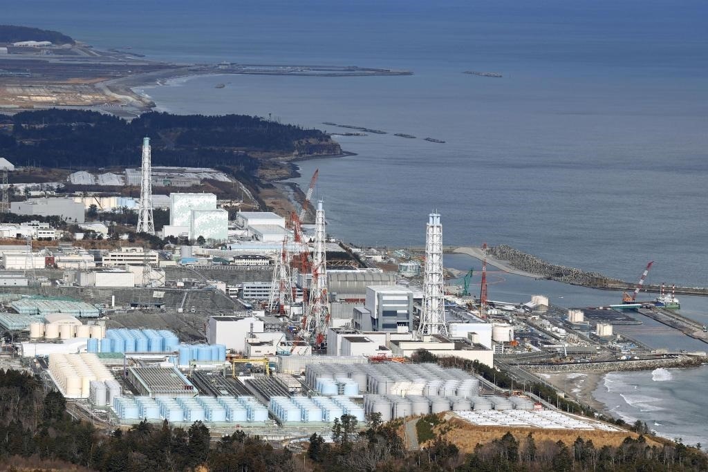 這是2021年1月8日拍攝的日本福島第一核電站和核污水儲水罐。（新華社/共同社）