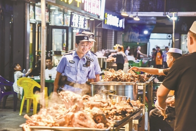8月9日，甘肅省華亭市公安局組織民警輔警在夜市開(kāi)展巡邏檢查。張亞強(qiáng)攝