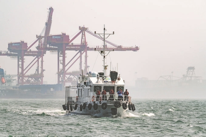 ?7月5日，秦皇島出入境邊防檢查站聯(lián)合秦皇島市公安局水陸巡特警支隊(duì)開(kāi)展海上聯(lián)合巡航。陳凈萱攝