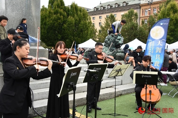 上海愛(ài)樂(lè)樂(lè)團(tuán)“快閃”活動(dòng)一瞥。人民網(wǎng)記者 殷淼攝