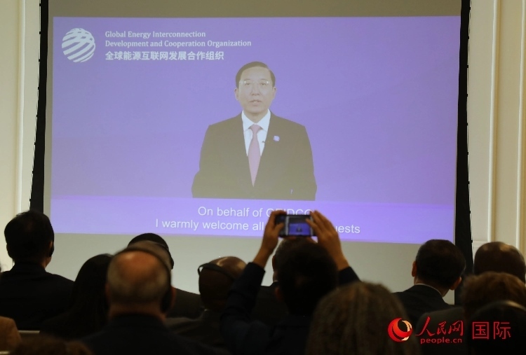 全球能源互聯(lián)網(wǎng)發(fā)展合作組織主席、中國電力企業(yè)聯(lián)合會(huì)理事長(zhǎng)辛保安通過視頻方式致辭。人民網(wǎng)記者 李志偉攝