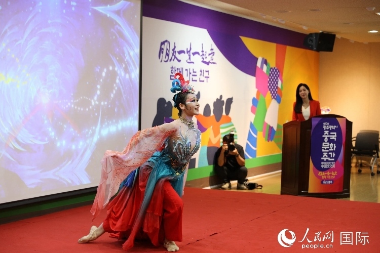 中國(guó)演員在中國(guó)文化周開幕式上表演舞蹈。人民網(wǎng)記者 莽九晨攝