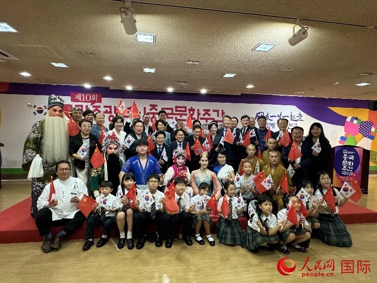 中韓雙方嘉賓和演員在中國(guó)文化周開幕式上合影留念。人民網(wǎng)記者 莽九晨攝