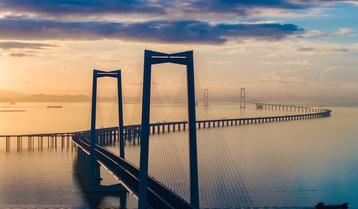 2024年6月27日，沐浴在晨曦中的深中通道（無(wú)人機(jī)照片）。新華社記者毛思倩 攝