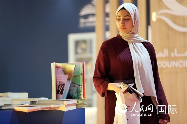 一名女性走過展臺。人民網(wǎng) 奧馬爾·哈利勒攝