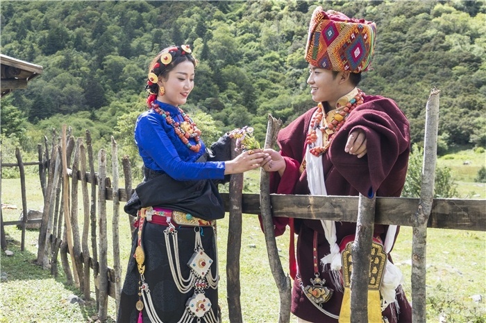 康定情歌（木格措）風(fēng)景區(qū)中的一對(duì)年輕人。林革文攝