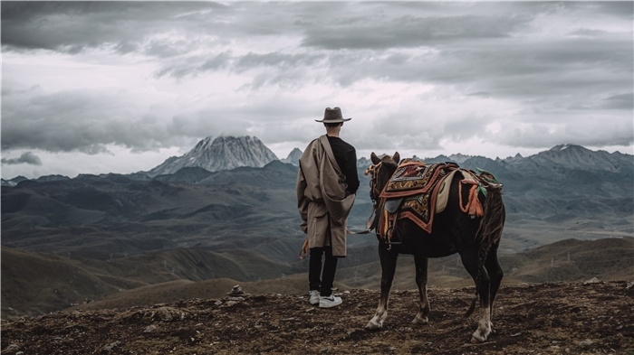 在康定八郎生都星空營(yíng)地，村里的青年丹真德勒牽馬注視世代生活的家園。八郎村提供