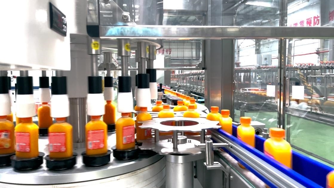 一輕食品（丹江口）產(chǎn)業(yè)園內(nèi)的桔汁飲料生產(chǎn)線。 受訪者供圖