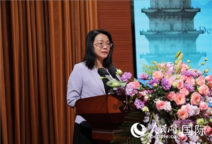福建省人民政府外事辦公室副主任黃劭蓉在“走進中華文明——海絲印記 世遺泉州”主題人文交流活動中致辭。人民網(wǎng) 王婧攝