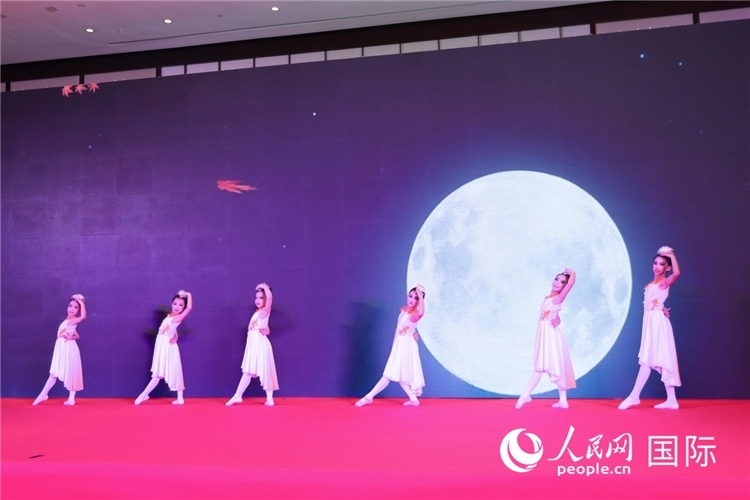 中國(guó)青少年歌舞表演。人民網(wǎng)記者任皓宇攝
