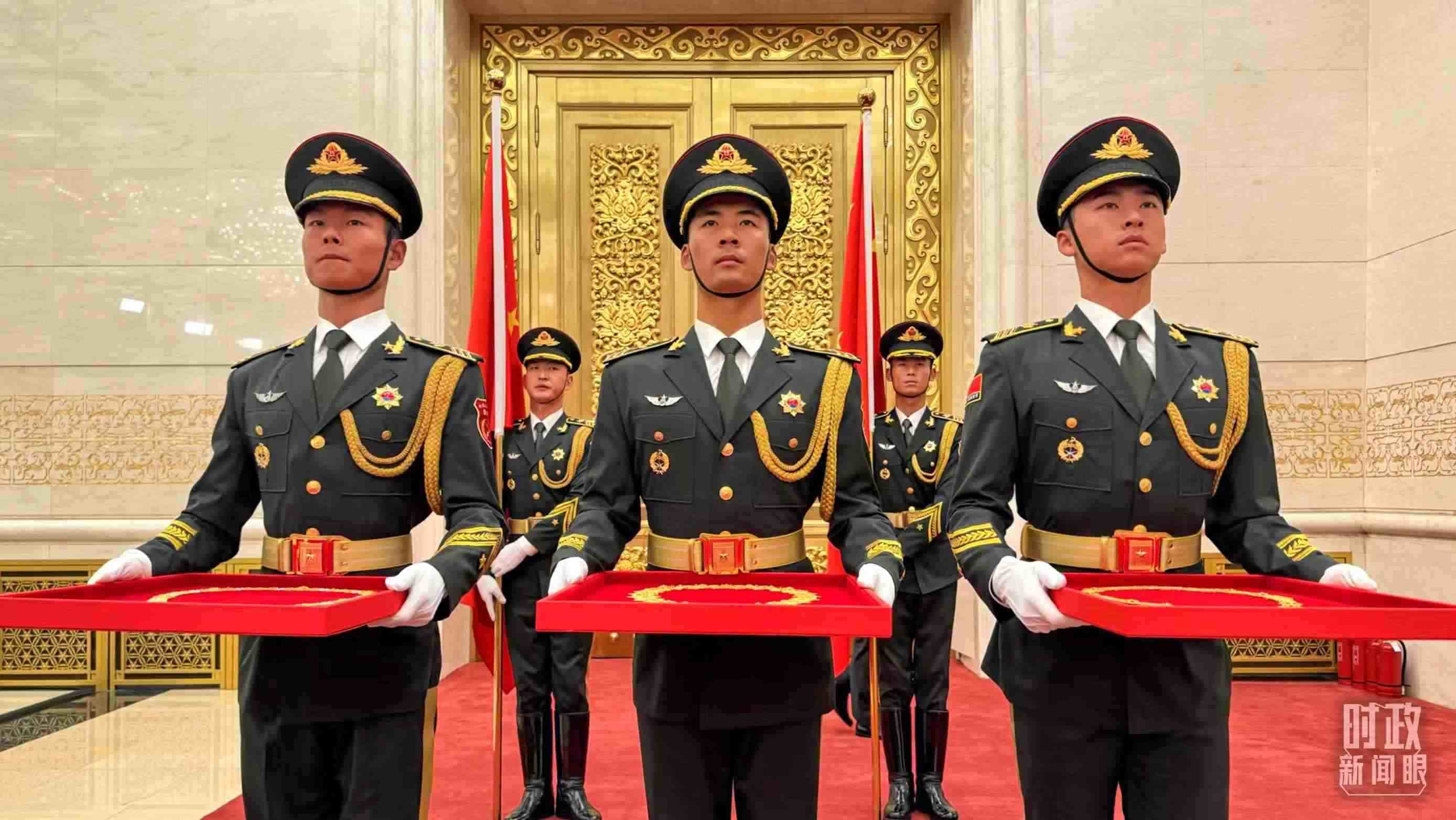 禮兵手捧共和國勛章、友誼勛章和國家榮譽(yù)稱號獎(jiǎng)?wù)?。（總臺央視記者李增仁拍攝）