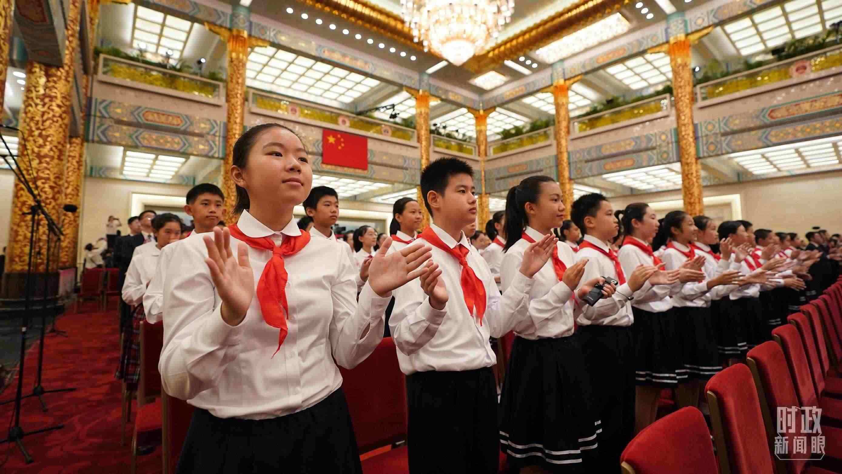 頒授儀式現(xiàn)場的少先隊(duì)員。（總臺記者李晉拍攝）