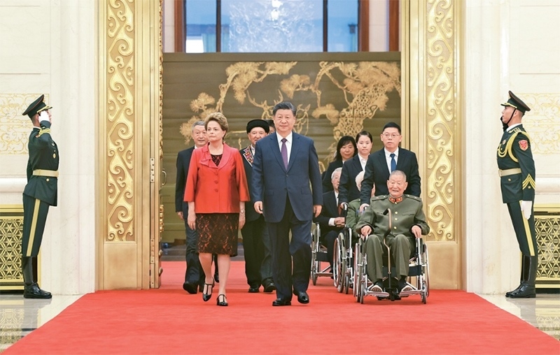 2024年9月29日，中華人民共和國(guó)國(guó)家勛章和國(guó)家榮譽(yù)稱號(hào)頒授儀式在北京人民大會(huì)堂金色大廳隆重舉行。中共中央總書(shū)記、國(guó)家主席、中央軍委主席習(xí)近平同國(guó)家勛章和國(guó)家榮譽(yù)稱號(hào)獲得者一同步入會(huì)場(chǎng)。 新華社記者 王曄/攝