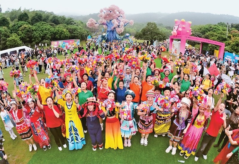 自2014年起，廣西持續(xù)舉辦“廣西三月三·八桂嘉年華”活動，各地民族民俗活動次第登臺，精彩紛呈，這個傳統(tǒng)民族節(jié)慶已演變?yōu)楦髯迦嗣窆蚕砉矘返墓?jié)日盛會和知名文化旅游品牌。圖為2024年4月11日在南寧市拍攝的活動主會場。 新華社記者 周華/攝