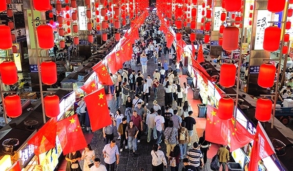 國慶臨近，河南省洛陽市老城歷史文化街區(qū)裝扮一新，國旗招展，處處洋溢著濃厚的國慶節(jié)日氛圍。來源：人民圖片網(wǎng)