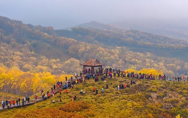 2024年9月27日，內(nèi)蒙古自治區(qū)赤峰市克什克騰旗烏蘭布統(tǒng)景區(qū)層林盡染，游人如織，風(fēng)光如畫。來源：人民圖片網(wǎng)