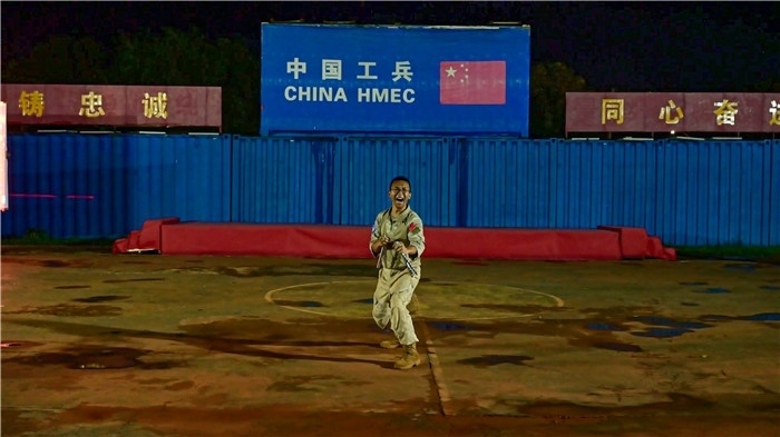 官兵帶來精彩的雙節(jié)棍表演。馬騫攝