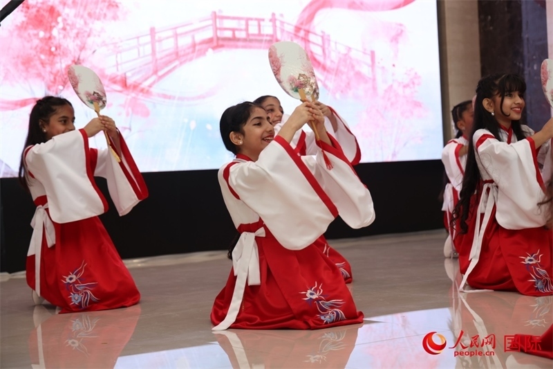 富查伊拉當(dāng)?shù)貙W(xué)校學(xué)生表演節(jié)目。人民網(wǎng)記者任皓宇攝