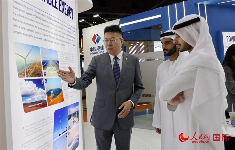 中國(guó)電建中東北非區(qū)域總部負(fù)責(zé)人向觀眾介紹公司承建的可再生能源項(xiàng)目。人民網(wǎng)記者 管克江攝