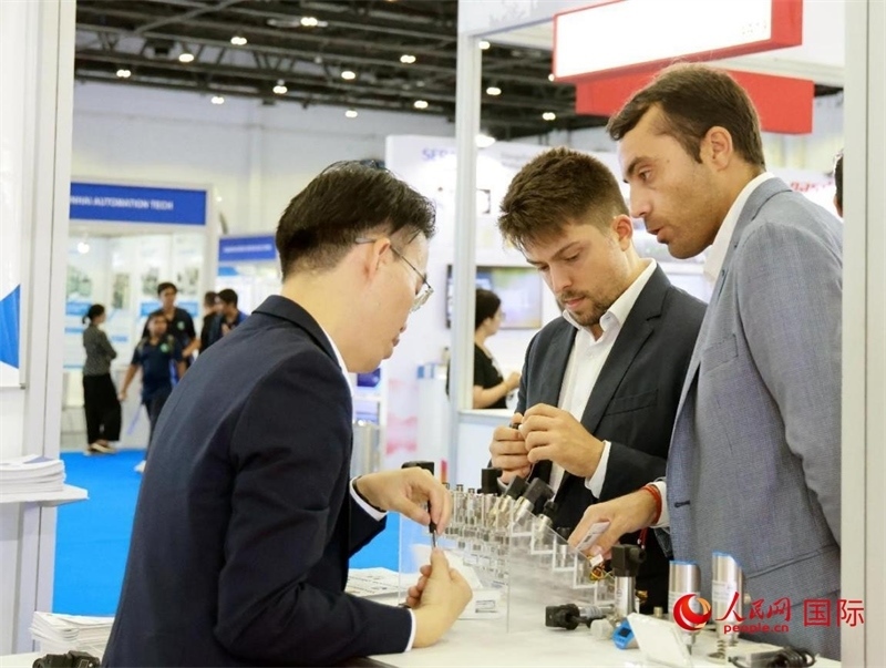 中外展商交流。人民網(wǎng)記者管克江攝
