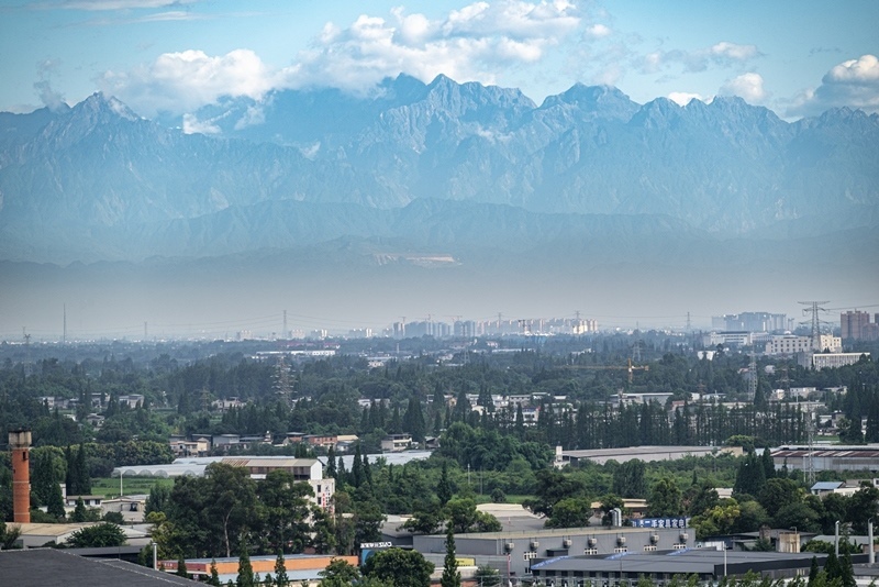 2024年7月1日，成都天氣晴好，遠(yuǎn)處雪山清晰可見。