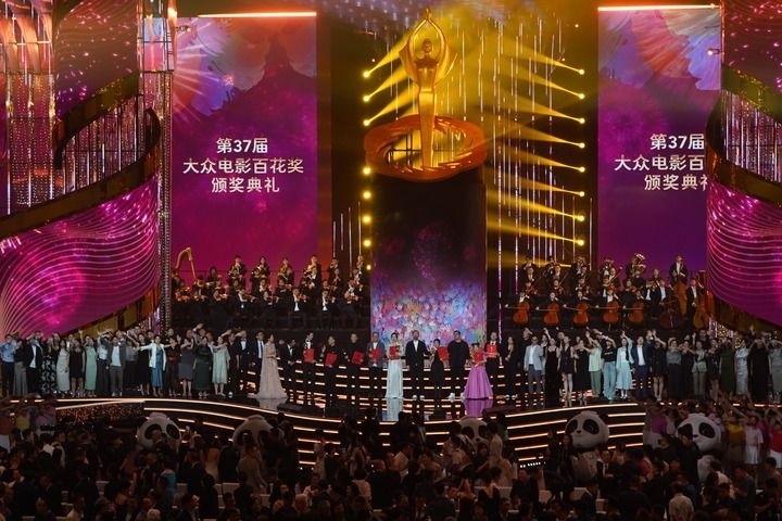 2024年8月4日，在四川成都，第37屆大眾電影百花獎獲獎者和大眾評審在舞臺上合影。新華社記者 唐文豪 攝