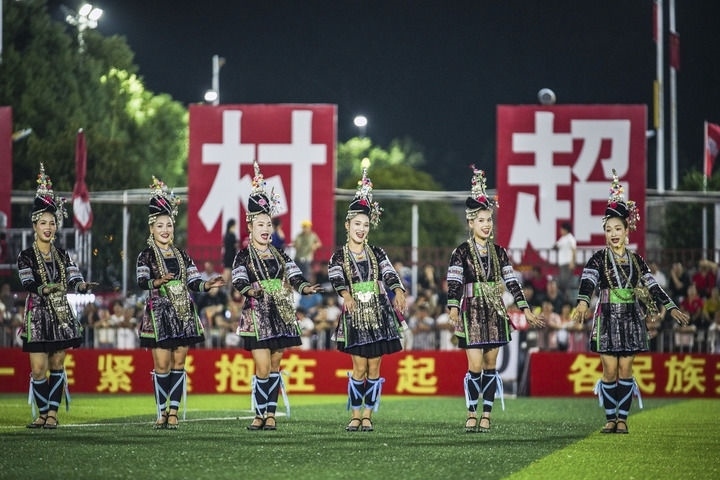 2024年9月28日，榕江縣侗族大歌隊的演員們在“村超”足球場上表演。當日，“發(fā)現(xiàn)中國之美·相約貴州村超”國際友誼賽在貴州省黔東南苗族侗族自治州榕江縣的“村超”足球場舉行。新華社記者 陶亮 攝