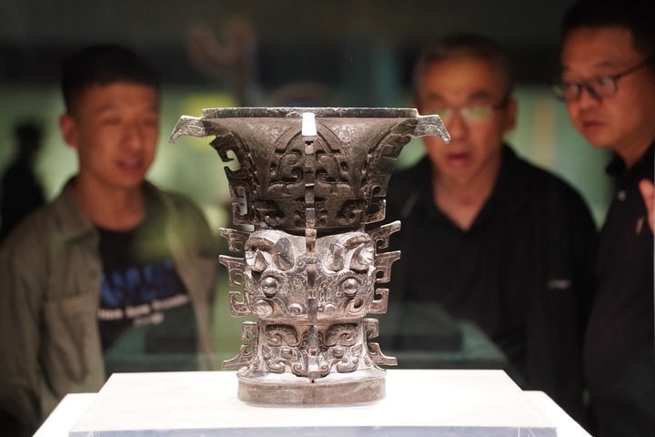 2024年5月9日，游客在陜西寶雞青銅器博物院內(nèi)參觀西周文物何尊。新華社記者 邵瑞 攝