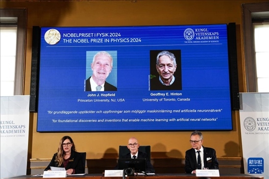 10月8日，在瑞典斯德哥爾摩舉行的2024年諾貝爾物理學(xué)獎(jiǎng)公布現(xiàn)場(chǎng)，屏幕顯示獎(jiǎng)項(xiàng)得主美國(guó)普林斯頓大學(xué)的約翰·霍普菲爾德和加拿大多倫多大學(xué)的杰弗里·欣頓。新華社記者 彭子洋 攝