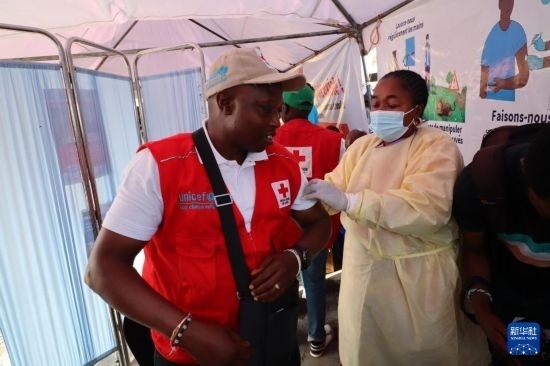 10月5日，在剛果（金）北基伍省首府戈馬市一座醫(yī)院內(nèi)，醫(yī)護人員為一名聯(lián)合國兒童基金會工作人員接種猴痘疫苗。新華社發(fā)（阿蘭·烏亞卡尼攝）