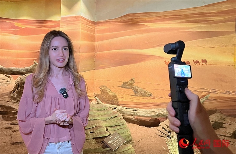 麗娜在吐魯番坎兒井源景區(qū)錄制視頻。人民網(wǎng)記者 曾書柔攝