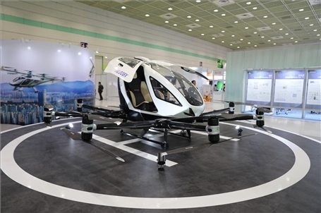 “智慧生活周”博覽會(huì)上展出的低空飛行器。人民網(wǎng)記者 莽九晨攝