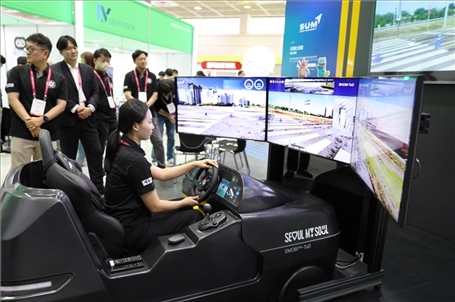 “智慧生活周”博覽會(huì)上展示的模擬駕駛系統(tǒng)。人民網(wǎng)記者 莽九晨攝