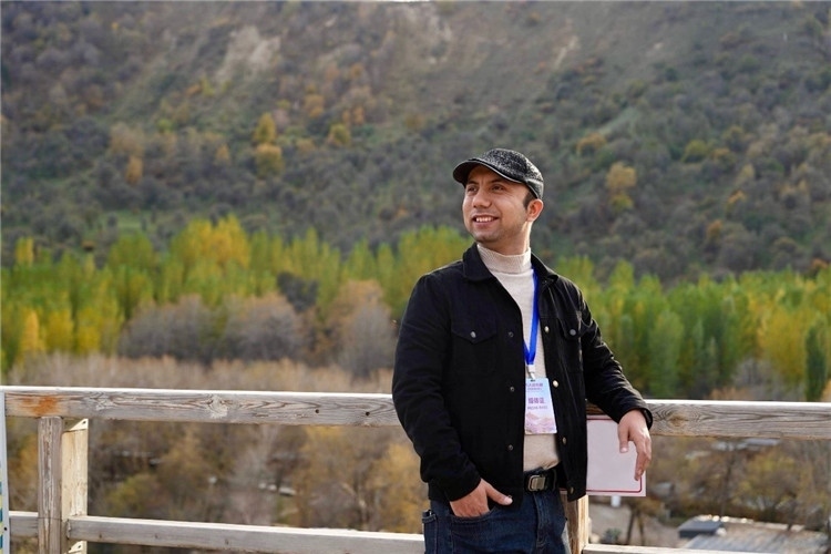 阿布德吾力參加“萬人說新疆”優(yōu)秀作者媒體行活動(dòng)留影。受訪者供圖