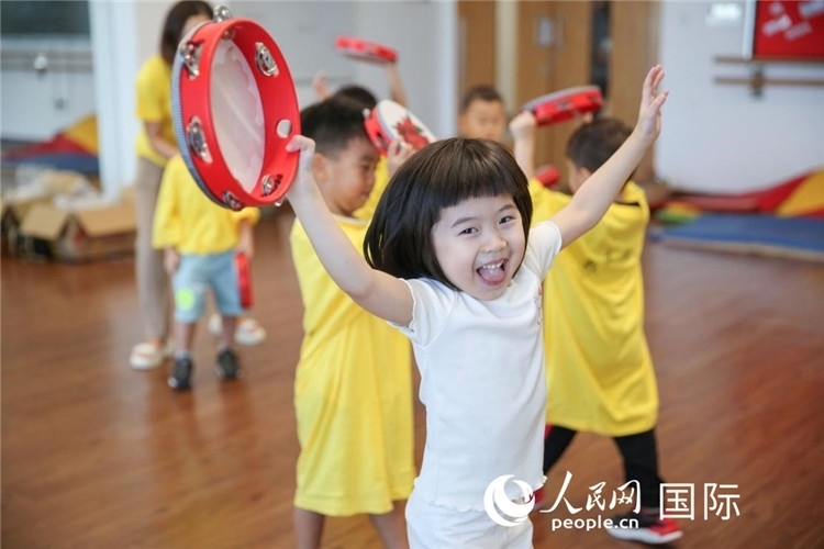 一名華裔兒童在參加音樂課程。人民網(wǎng)中東中心分社塔里克·易卜拉欣攝