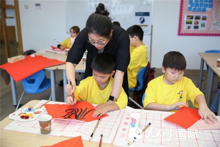 書法課場景。人民網(wǎng)中東中心分社塔里克·易卜拉欣攝