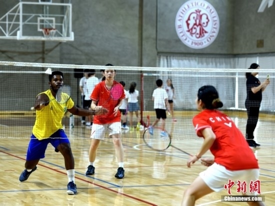 當(dāng)?shù)貢r(shí)間10月12日，巴西圣保羅，中國(guó)高校羽毛球代表團(tuán)和巴西羽毛球協(xié)會(huì)運(yùn)動(dòng)員切磋球技。 
