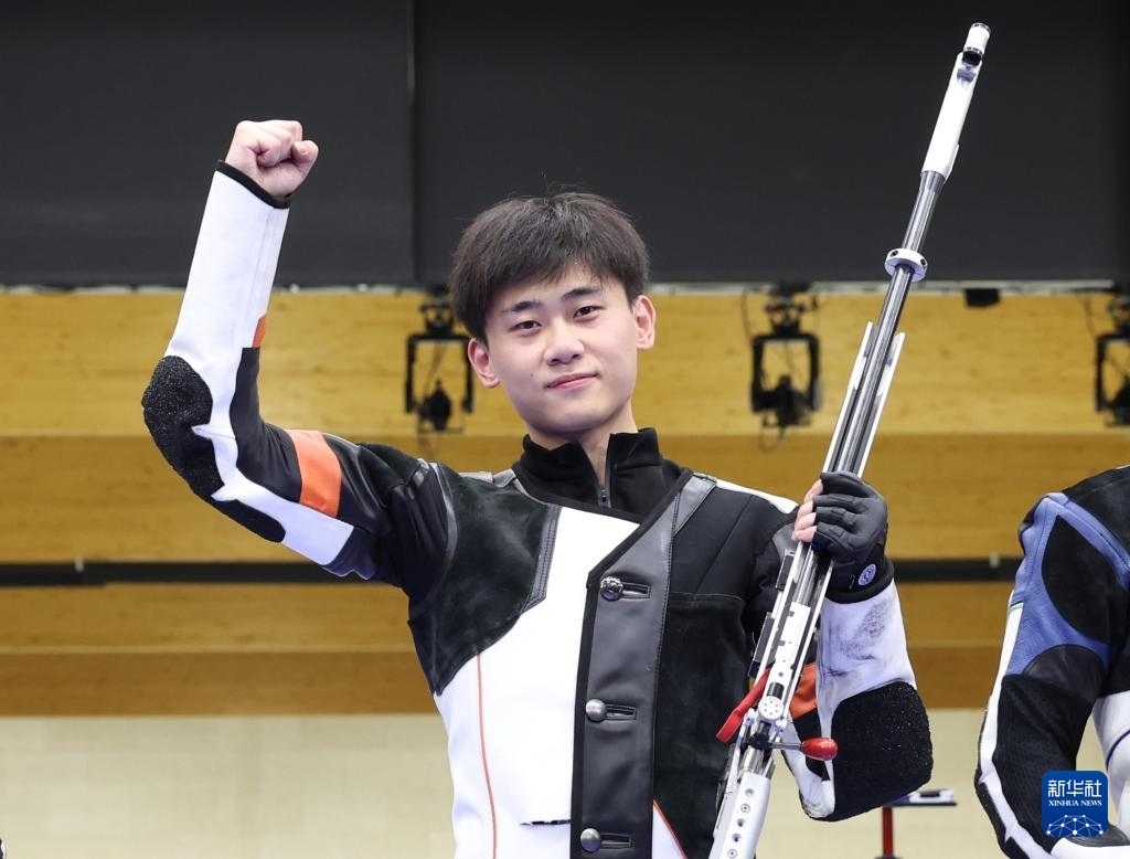 8月1日，在法國沙托魯舉行的巴黎奧運會射擊男子50米步槍三姿決賽中，中國選手劉宇坤奪得冠軍。圖為劉宇坤在奪冠后慶祝。新華社記者 張帆 攝