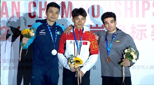 伍鵬（中）奪得男子速度項目冠軍。主辦方供圖