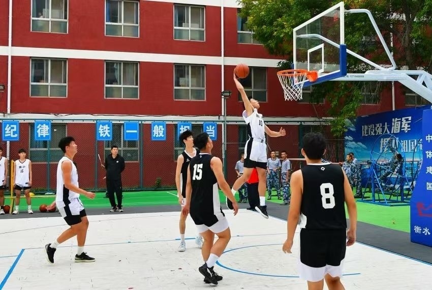 全天候室外運動木地板籃球場上精彩激烈的籃球賽。 主辦方供圖