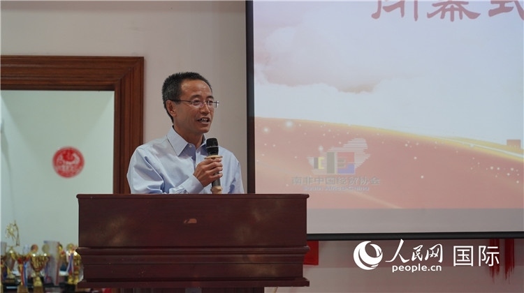 中國駐約翰內斯堡代總領事周育江在閉幕式上致辭。 人民網(wǎng) 張茜攝