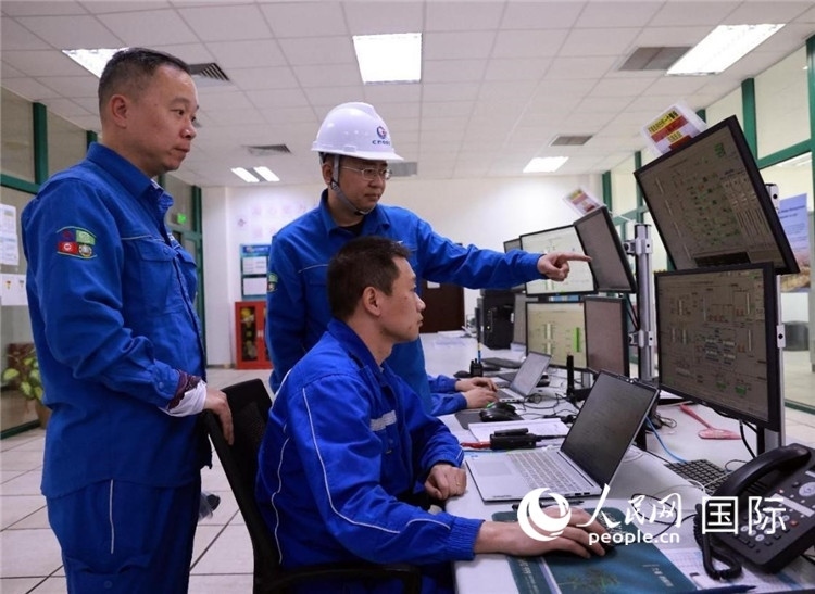 工作人員在一體化終端中央控制室工作。人民網(wǎng)記者管克江攝