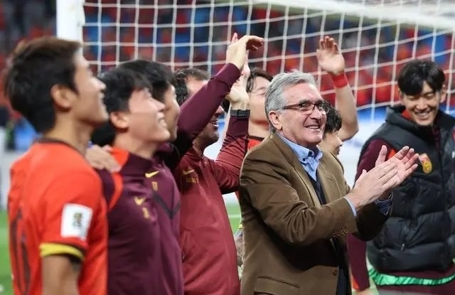 10月15日晚，國足主教練伊萬科維奇（前右）賽后向觀眾致意。新華社記者 胡星宇攝